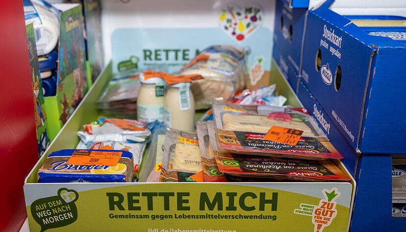 Solange der Vorrat reicht: Übrige Aktionsware verkauft Lidl in "Rette Mich"-Boxen zu einem reduzierten Preis. Solange der Vorrat reicht: Übrige Aktionsware verkauft Lidl in "Rette Mich"-Boxen zu einem reduzierten Preis.