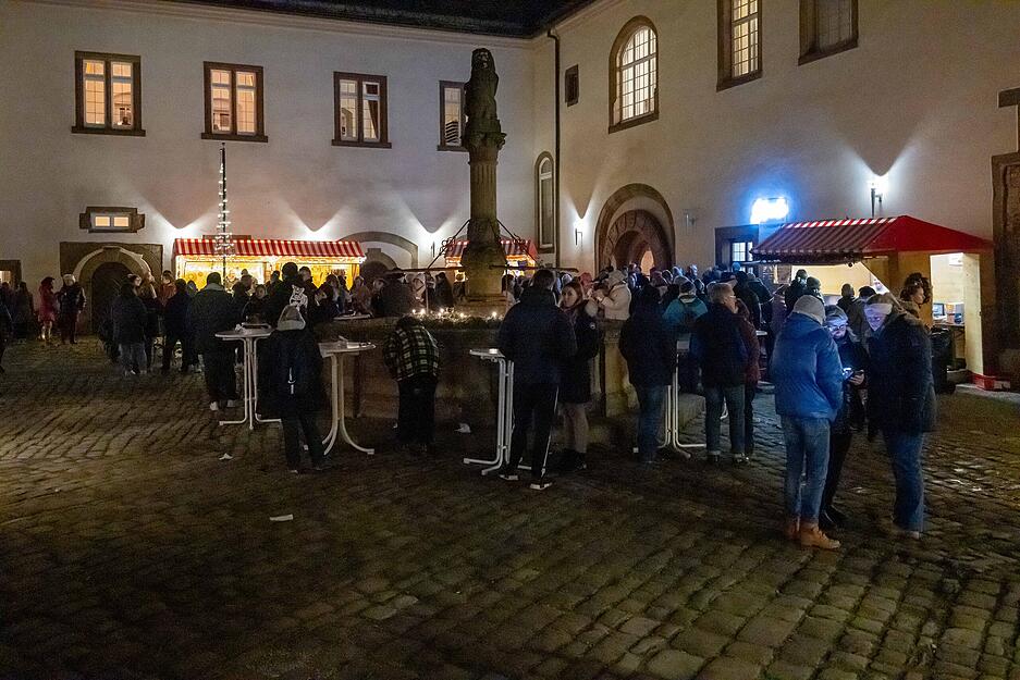 Der romantische Adventsmarkt auf der Burg Stettenfels findet am ersten Adventswochenende in Untergruppenbach statt. Der romantische Adventsmarkt auf der Burg Stettenfels findet am ersten Adventswochenende in Untergruppenbach statt.