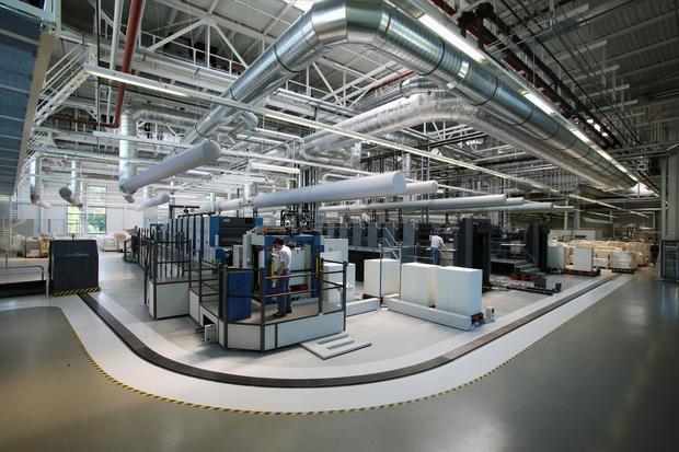 Riesige Druckmaschinen im Willsbacher Werk. In der Cartondruck-Produktion wird im Drei-Schicht-Betrieb gearbeitet.