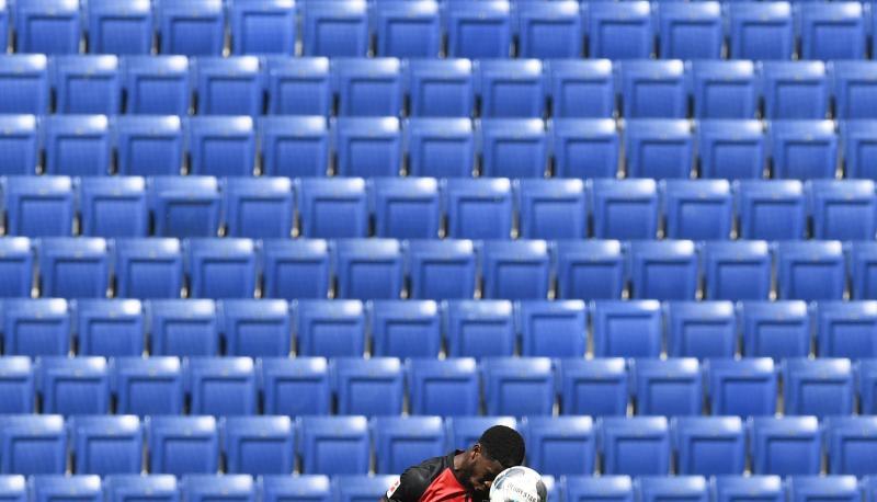 Der Berliner Jordan Torunarigha (o) gewinnt das Kopfball-Duell mit Ihlas Bebou. Der Berliner Jordan Torunarigha (o) gewinnt das Kopfball-Duell mit Ihlas Bebou.