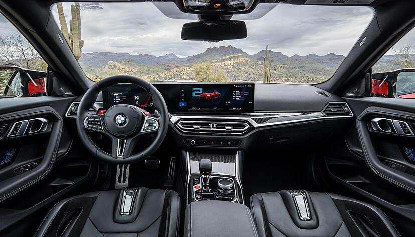 Im Inneren des BMW M2 befindet sich jede Menge moderner Bordelektronik. Auf dem gebogenen Bildschirm läuft eine Software, die viele Möglichkeiten der Individualisierung zulässt. Im Inneren des BMW M2 befindet sich jede Menge moderner Bordelektronik. Auf dem gebogenen Bildschirm läuft eine Software, die viele Möglichkeiten der Individualisierung zulässt.