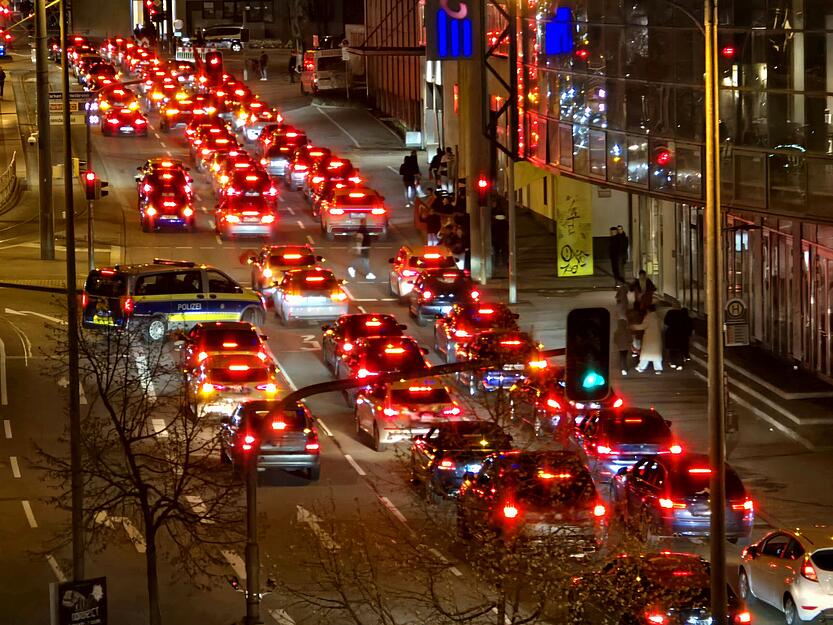 Um 1 Uhr morgens l&ouml;ste sich die Feier der bosnischen und t&uuml;rkischen Fu&szlig;ballfans allm&auml;hlich auf.