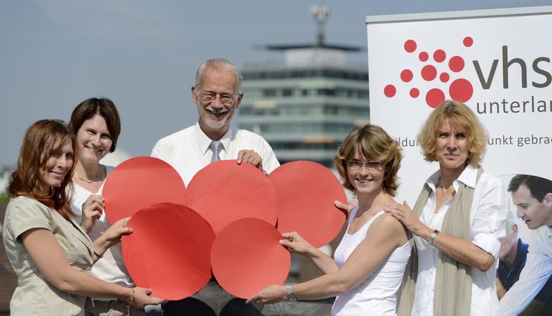 Die roten Punkte des Logos der VHS Unterland fügen sich zu olympischen Ringen. Denn ein Motto der der Weiterbildung lautet: Dabei sein ist alles.
Foto: Mario Berger Die roten Punkte des Logos der VHS Unterland fügen sich zu olympischen Ringen. Denn ein Motto der der Weiterbildung lautet: Dabei sein ist alles.
Foto: Mario Berger