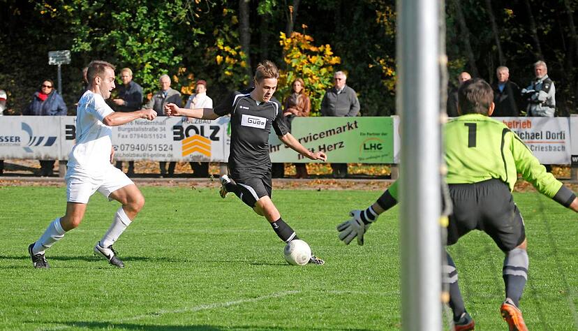 Marco Rehklau (Mitte) war die vergangenen drei Spielzeiten der treffsicherste Bezirksligatorjäger. Der Pfedelbacher will auch diese Saison mit seiner Mannschaft vorne mitspielen.Fotos: Marc Schmerbeck Marco Rehklau (Mitte) war die vergangenen drei Spielzeiten der treffsicherste Bezirksligatorjäger. Der Pfedelbacher will auch diese Saison mit seiner Mannschaft vorne mitspielen.Fotos: Marc Schmerbeck