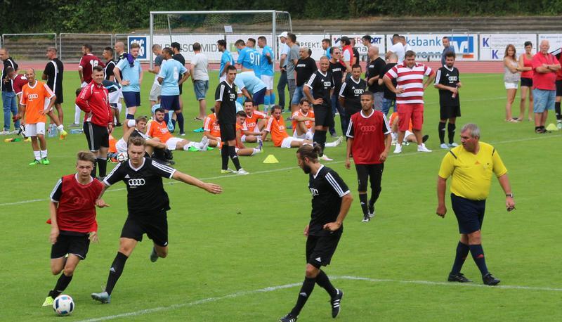 Spannende Begegnungen, packende Duelle und ausgefeilte Tore gab es am Samstag beim elften Audi-Cup-Finale zu sehen, bei dem zw&ouml;lf Mannschaften gegeneinander antraten.
Fotos: Ute Pl&uuml;ckthun
