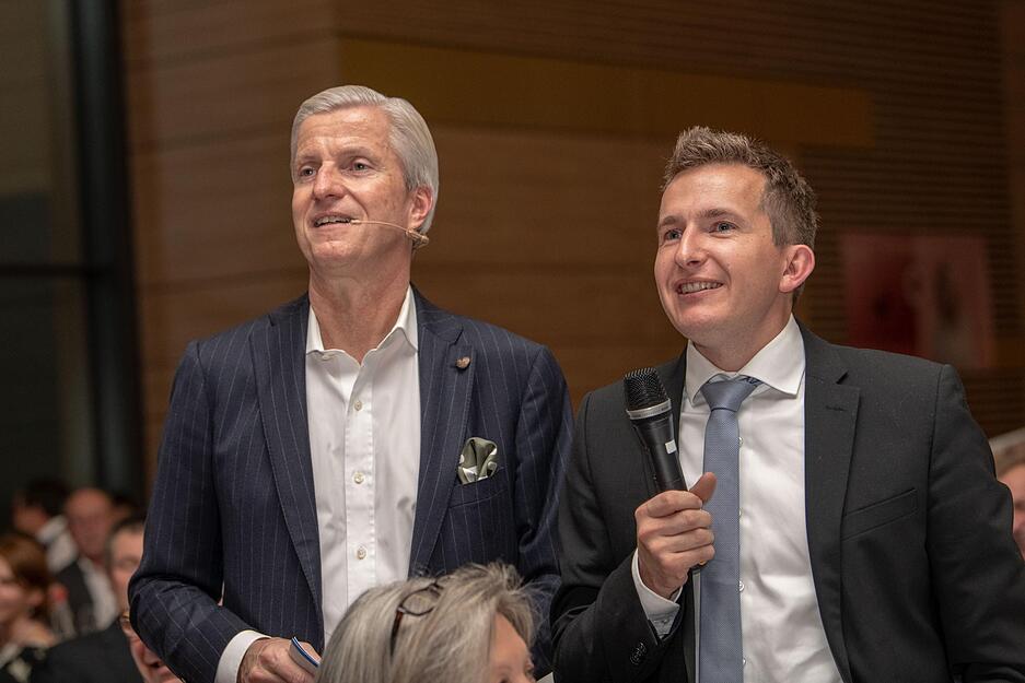 Stimme-Chefredakteur und Moderator Uwe Ralf Heer (links) mit dem Bürgermeister von Künzelsau, Stefan Neumann, der nächstes Jahr Gastgeber der Show zur Wahl einer neuen Württemberger Weinkönigin sein wird.