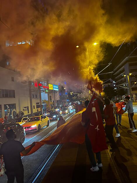Es raucht in Heilbronn als die Türkei-Fans den Achtelfinaleinzug feiern.