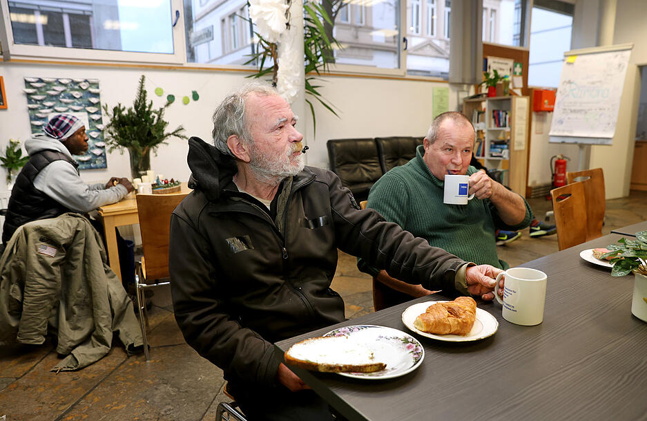 Das Team der Aufbaugilde Heilbronn lädt bedürftige Menschen zu einem warmen Frühstück ein.