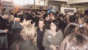 Die Erstsemester beim Zwischenstopp in der Winery. Das Bier schmeckte und die Stimmung stieg stetig an.Foto: Carina Wolpert