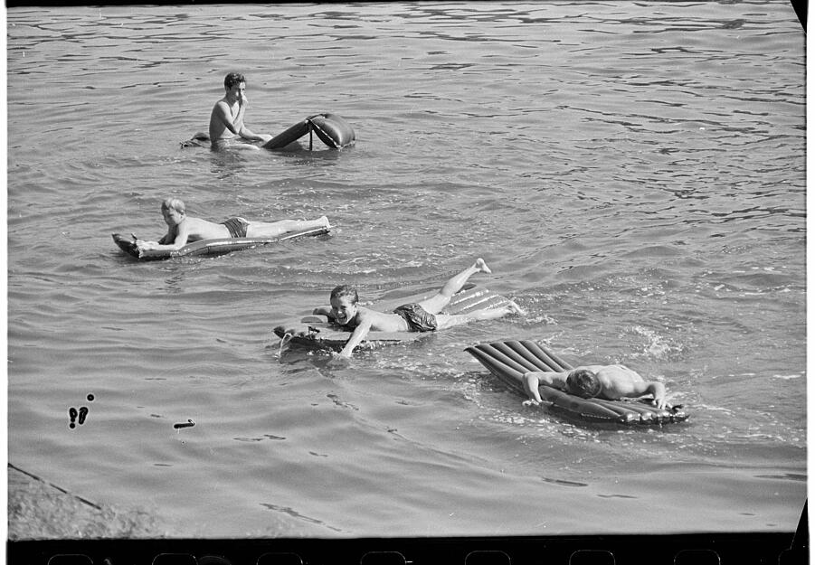 Die Jungs baden im August 1961 im Neckar.