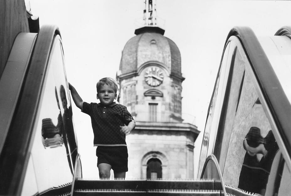 Das Bild zeigt die Rolltreppe in der Gustav-Binder-Stra&szlig;e, welche die Hafenmarktpassage unter der Allee hindurch mit der Harmonie verbindet. Undatierte Aufnahme.