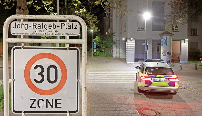 Alltag am Jörg-Ratgeb-Platz in Heilbronn-Sontheim. Ein Polizeiauto ist vor Ort, weil sich Anwohner über Lärmbelästigungen beschweren.
Foto: Ralf Seidel Alltag am Jörg-Ratgeb-Platz in Heilbronn-Sontheim. Ein Polizeiauto ist vor Ort, weil sich Anwohner über Lärmbelästigungen beschweren.
Foto: Ralf Seidel