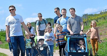 Viele Väter nutzen den Feiertag und das sonnige Wetter auch für eine Wanderung mit der Familie wie hier bei Haberschlacht.
Foto: Mario Berger