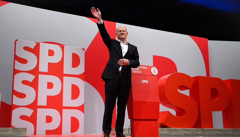 Bundeskanzler Olaf Scholz nimmt nach seiner Rede beim Bundesparteitag der SPD in Berlin den Applaus entgegen.