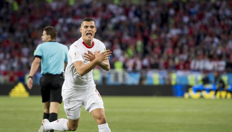 Der Schweizer Granit Xhaka zeigte nach seinem Tor gegen Serbien den albanischen Doppel-Adler.