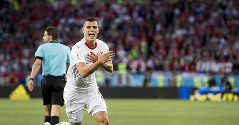 Der Schweizer Granit Xhaka zeigte nach seinem Tor gegen Serbien den albanischen Doppel-Adler.