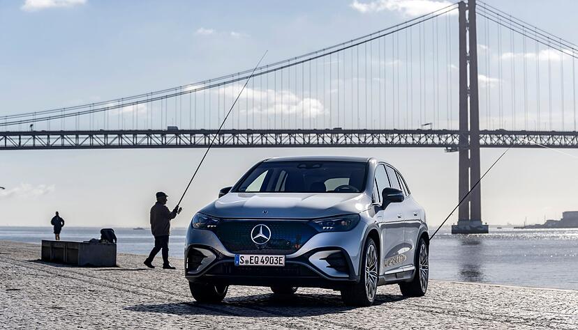 Der EQE SUV ist neun Zentimeter kürzer als die Limousine und hat auch einen kürzeren Radstand. Das schärft nicht nur seine Proportionen, sondern macht ihn auch handlicher.