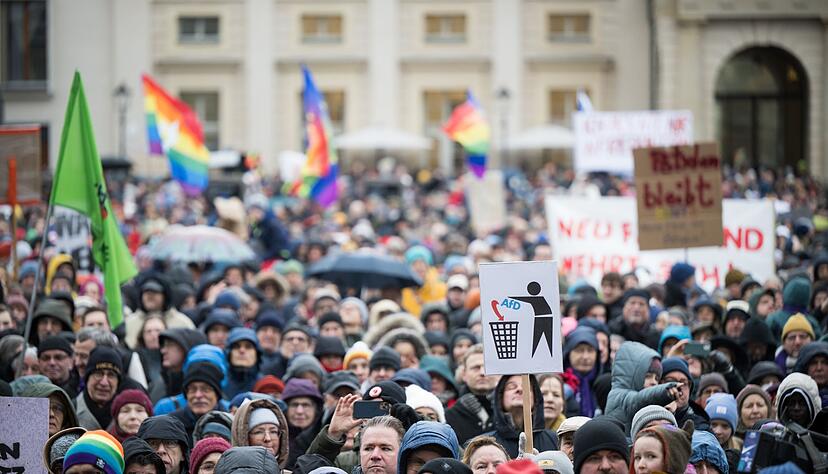 Protest gegen rechts in Potsdam. In zahlreichen deutschen Städten sind in den kommenden Tagen weitere Demonstrationen gegen Rechtsextremismus geplant. Protest gegen rechts in Potsdam. In zahlreichen deutschen Städten sind in den kommenden Tagen weitere Demonstrationen gegen Rechtsextremismus geplant.