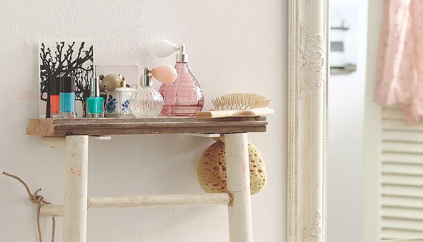 Mit etwas handwerklichem Geschick l&auml;sst sich ein alter Stuhl zu einem Handtuchhalter mit Ablagefl&auml;che umfunktionieren.