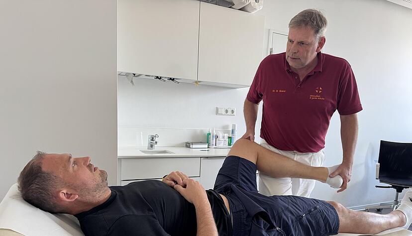 Dr. Boris Brand untersucht Sebastian Hammer. Der 43-Jährige hat seit dem Trollinger Halbmarathon Knieprobleme.