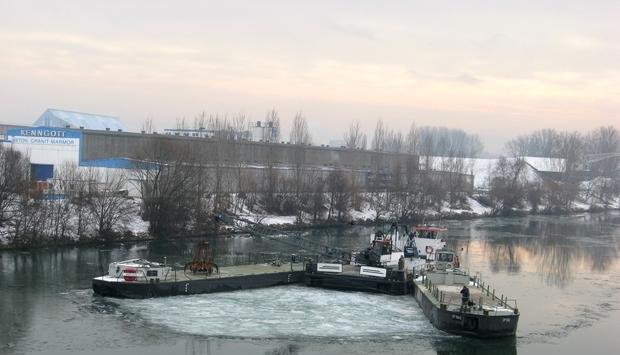 Schwimmgreifer »Pelikan« bei der Eisabfuhr im Heilbronner Kanalhafen.