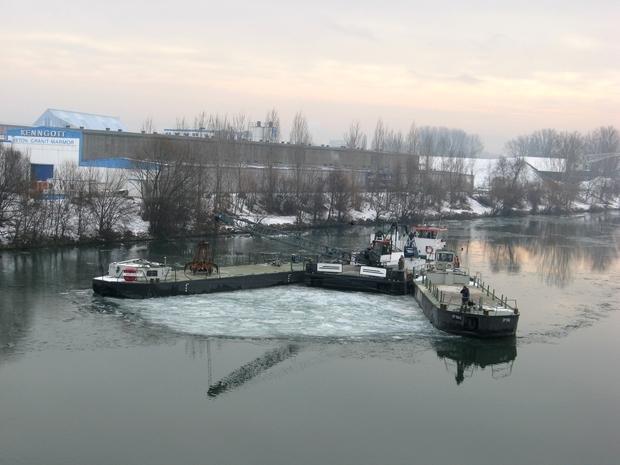 Schwimmgreifer »Pelikan« bei der Eisabfuhr im Heilbronner Kanalhafen.