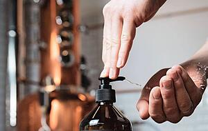 Der Schwaigerner Hersteller Heimat-Gin f&uuml;llt in Glasflaschen ab. Foto: Heimat-Gin