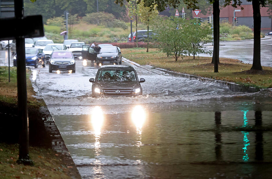 Hochwasser nach Starkregen an der B39 am Parkhaus Bollwerksturm Heilbronn Hochwasser nach Starkregen an der B39 am Parkhaus Bollwerksturm Heilbronn