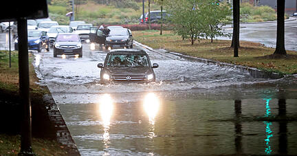 Hochwasser nach Starkregen an der B39 am Parkhaus Bollwerksturm Heilbronn Hochwasser nach Starkregen an der B39 am Parkhaus Bollwerksturm Heilbronn