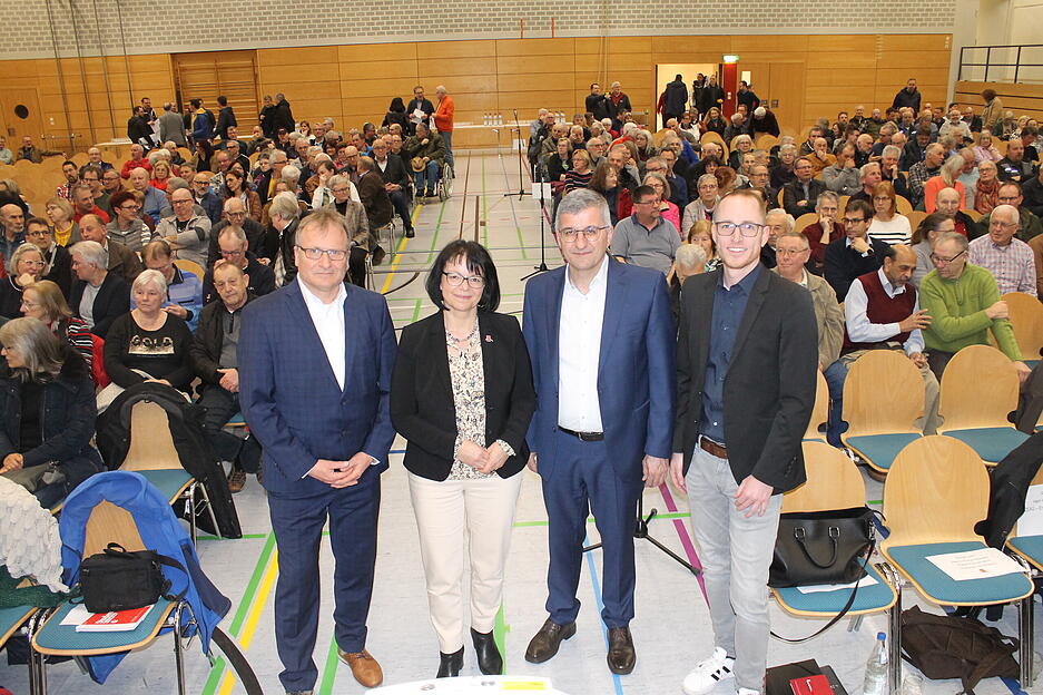 Informationsveranstaltung zum geplanten interkommunalen Windpark Heuchelberg in der Horst-Haug-Halle in Schwaigern mit Klaus Mandel (Regionalverband, von  links), B&uuml;rgermeisterin Sabine Rotermund, Harald Endre&szlig; und  Thomas Ellmer (beide Zeag).