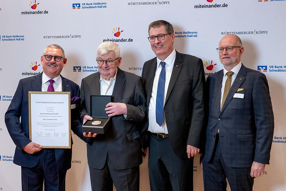 Der fr&uuml;here gr&uuml;ne Au&szlig;enminister Joschka Fischer (2. v.l.) wird von der W&uuml;rttemberger Gesellschaft in Heilbronn f&uuml;r seine Verdienste f&uuml;r die Demokratie ausgezeichnet.