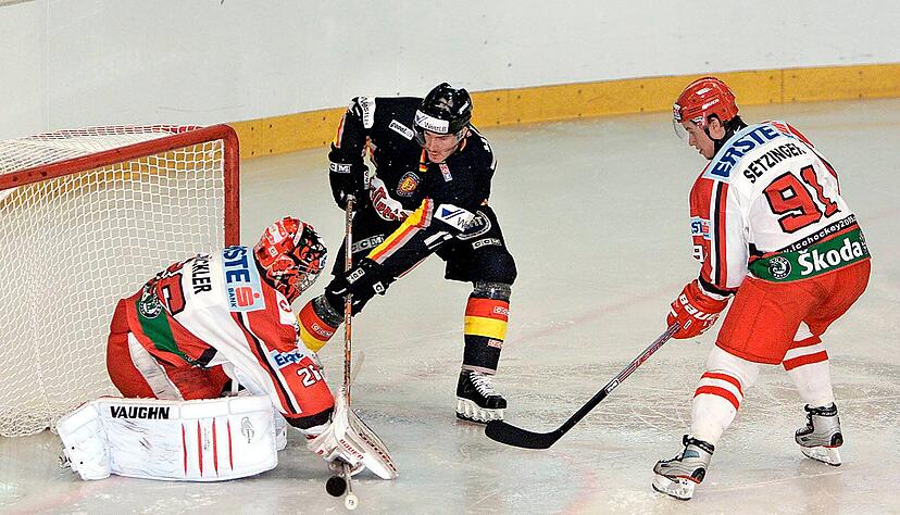 2004 bezwang die DEB-Auswahl um Jochen Hecht (M) in Heilbronn Österreich vor 4000 Zuschauern mit 3:2.
Foto: Archiv/Veigel