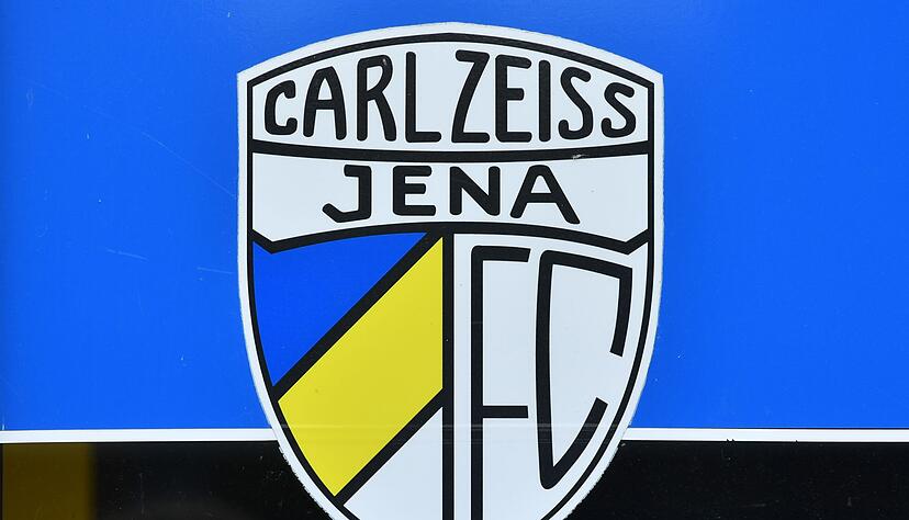 Die Fußballerinnen vom FC Carl Zeiss Jena können nicht gegen Freiburg spielen, da der Platz nicht bespielbar ist. Die Fußballerinnen vom FC Carl Zeiss Jena können nicht gegen Freiburg spielen, da der Platz nicht bespielbar ist.