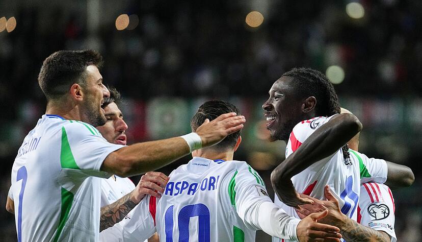 Italiens Moise Kean (r) traf zur Führung, musste dann aber verletzt ausgewechselt werden.