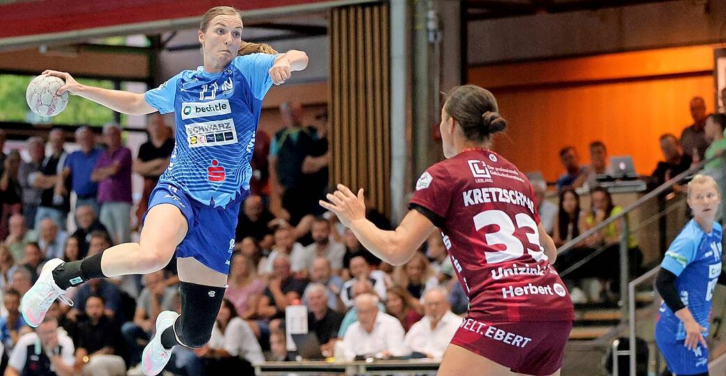 Neckarsulms Alicia Soffel (beim Wurf) und Bensheims Lucie-Marie Kretzschmar haben in der Vergangenheit auch schon die Trikots des jeweils anderen Vereins getragen. Am Mittwochabend blicken beide jedoch voraus statt zurück.