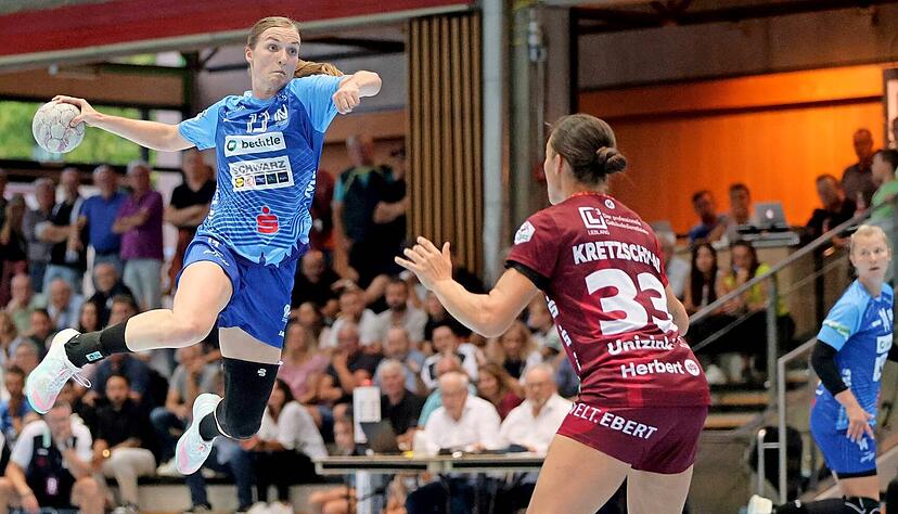 Neckarsulms Alicia Soffel (beim Wurf) und Bensheims Lucie-Marie Kretzschmar haben in der Vergangenheit auch schon die Trikots des jeweils anderen Vereins getragen. Am Mittwochabend blicken beide jedoch voraus statt zurück.