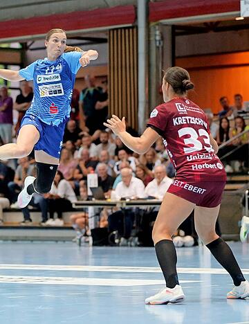 Neckarsulms Alicia Soffel (beim Wurf) und Bensheims Lucie-Marie Kretzschmar haben in der Vergangenheit auch schon die Trikots des jeweils anderen Vereins getragen. Am Mittwochabend blicken beide jedoch voraus statt zurück.