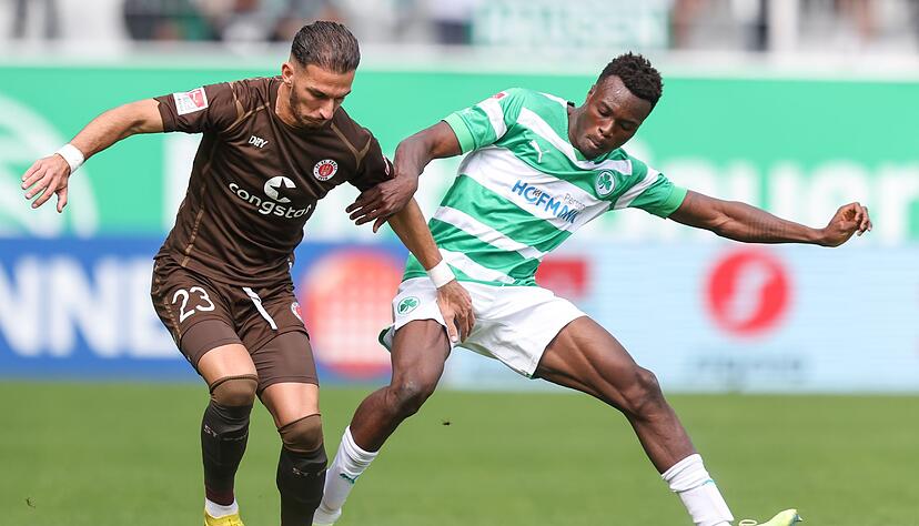 Leart Paqarada (l) vom FC St. Pauli behauptet den Ball gegen den F&uuml;rther Dickson Abiama.