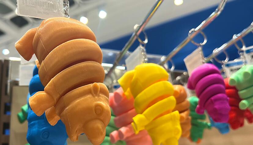 Schl&uuml;sselanh&auml;nger in Form von Moo Deng sind ein beliebtes Souvenir.