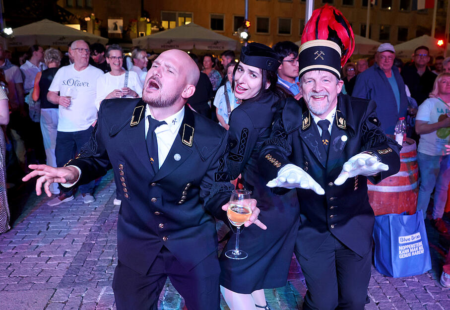 Die Musik verleitet etliche Besucher des Heilbronner Weindofs am Donnerstagabend zum Tanzen.