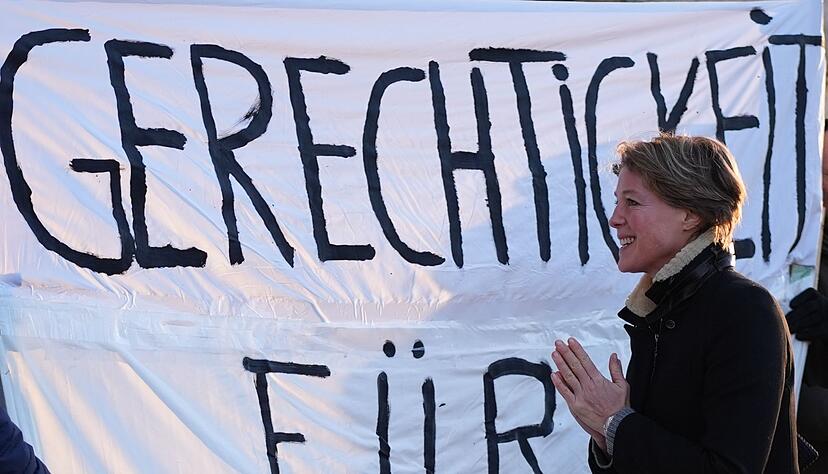 Vor dem Gericht stehen Unterst&uuml;tzer der Angeklagten.