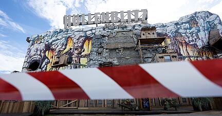 Das Oktoberfest hat kaum begonnen - da gibt es einen Zwischenfall an einer Achterbahn. Ein Waggon rollt zurück. Neun Menschen erleiden leichte Blessuren.