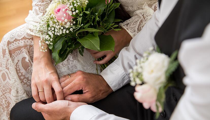 Ein Ehevertrag gilt manchen als unromantisch, kann aber individuell gestaltet werden.