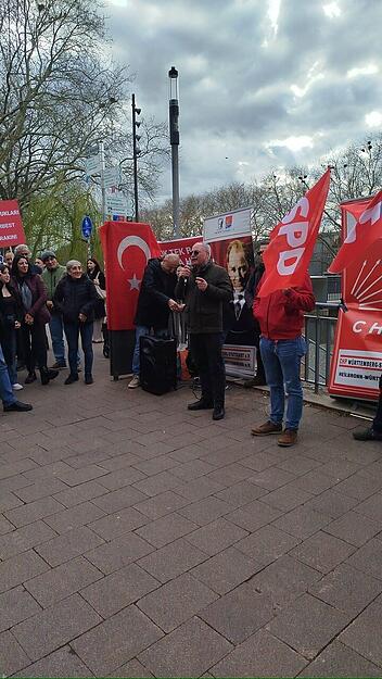Am Montagabend haben sich nach Angaben des Veranstalters rund 300 Menschen zu einer Kundgebung am G&ouml;tzenturm versammelt.
