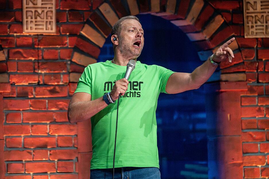 Frei nach dem Motto „Das Leben ist Comedy“ reiht Barth fast drei Stunden lang eine Alltagsanekdote an die nächste. Frei nach dem Motto „Das Leben ist Comedy“ reiht Barth fast drei Stunden lang eine Alltagsanekdote an die nächste.