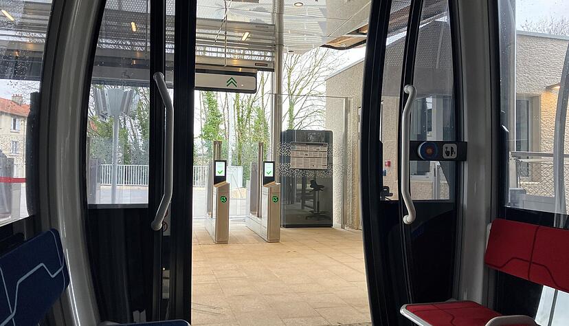 Blick aus einer Kabine von C1: Die Gondeln haben Platz f&uuml;r zehn Passagiere.