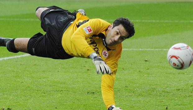 Der Frankfurter Torwart Oka Nikolov muss in den kommenden Wochen ersetzt werden.