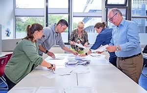 Die Spannung steigt: Auszählung im Wahllokal des Hölderlin-Gymnasiums. Die Ergebnisse deuten recht früh auf einen klaren Wahlsieg von Sarina Pfründer hin. Die Spannung steigt: Auszählung im Wahllokal des Hölderlin-Gymnasiums. Die Ergebnisse deuten recht früh auf einen klaren Wahlsieg von Sarina Pfründer hin.
