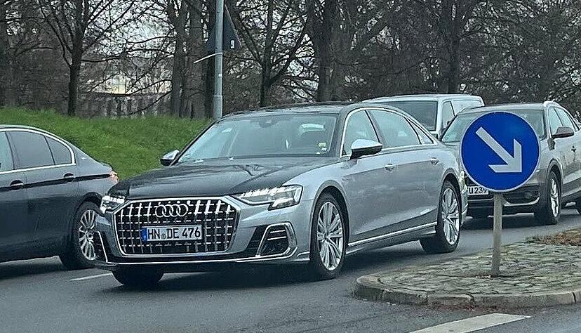 Der Audi A8 L Horch für China wurde mit seiner aufwendigen Bicolor-Lackierung in Ingolstadt abgelichtet. Der Audi A8 L Horch für China wurde mit seiner aufwendigen Bicolor-Lackierung in Ingolstadt abgelichtet.