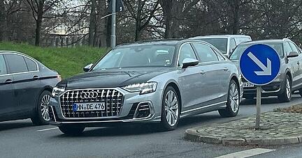 Der Audi A8 L Horch für China wurde mit seiner aufwendigen Bicolor-Lackierung in Ingolstadt abgelichtet.